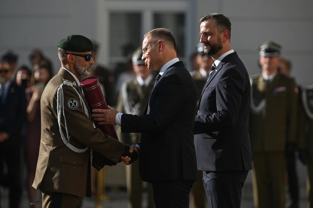 Ministerstwo Obrony Narodowej odniosło się do artykułu w mediach sugerującego nepotyzm przy nominacjach na wysokie stanowiska wojskowe. "To nieprawdziwe, nieuprawnione i krzywdzące spekulacje" – przekazał rzecznik prasowy resortu Janusz Sejmej. Kontrowersje dotyczą m.in. bliskich generała Mieczysława Bieńka i ministra Adama Bodnara.