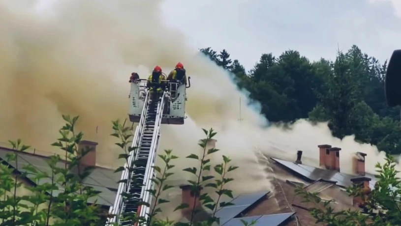 Požar uničil hotel "Dworek nad Wisłą" v Wisli na Poljskem