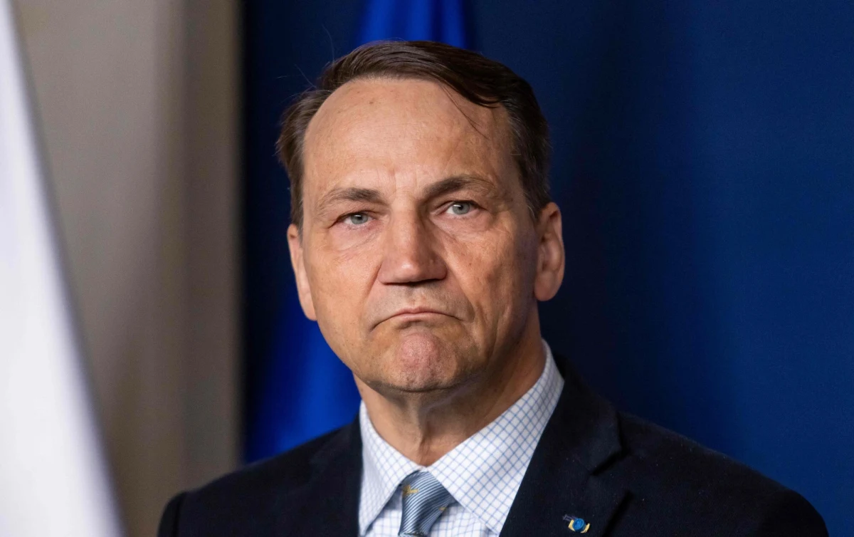 Szef polskiego MSZ Radosław Sikorski, odnosząc się do wpisu węgierskiego ministra spraw zagranicznych Petera Szijjarto podkreślił, że lepiej być zwolennikiem Ukrainy niż "mieć medal od Putina". Szijjarto zarzucił wcześniej Sikorskiemu, że "przez podżeganie do wojny najwyraźniej utracił zdrowy rozsądek".