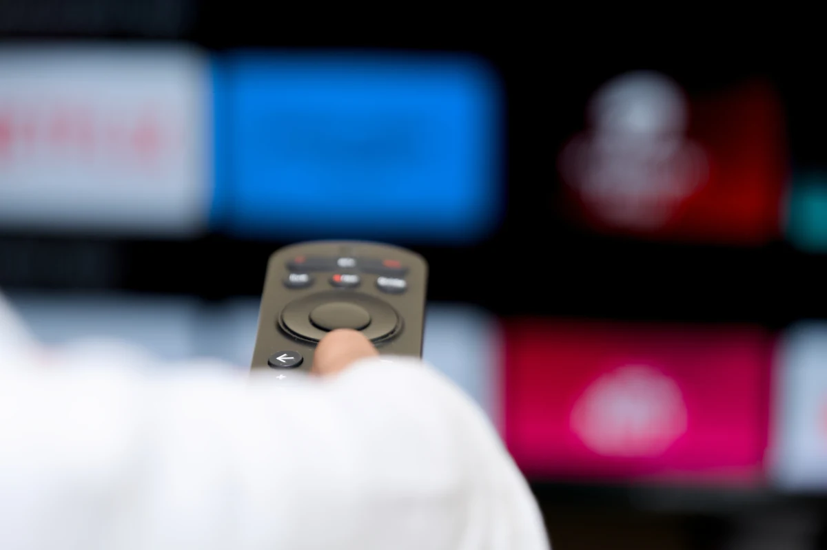 ​Nadawcy naziemnej telewizji cyfrowej zapowiadają wprowadzenie zmiany, które dla osób korzystających z tej oferty mogą okazać się kosztowne. W najbliższym czasie z dotychczasowej oferty bezpłatnej naziemnej telewizji znikną dwa programy, które będą dostępne wyłącznie w kablówkach, a także na platformach satelitarnych i w streamingu, a to będzie wiązać z kosztami.