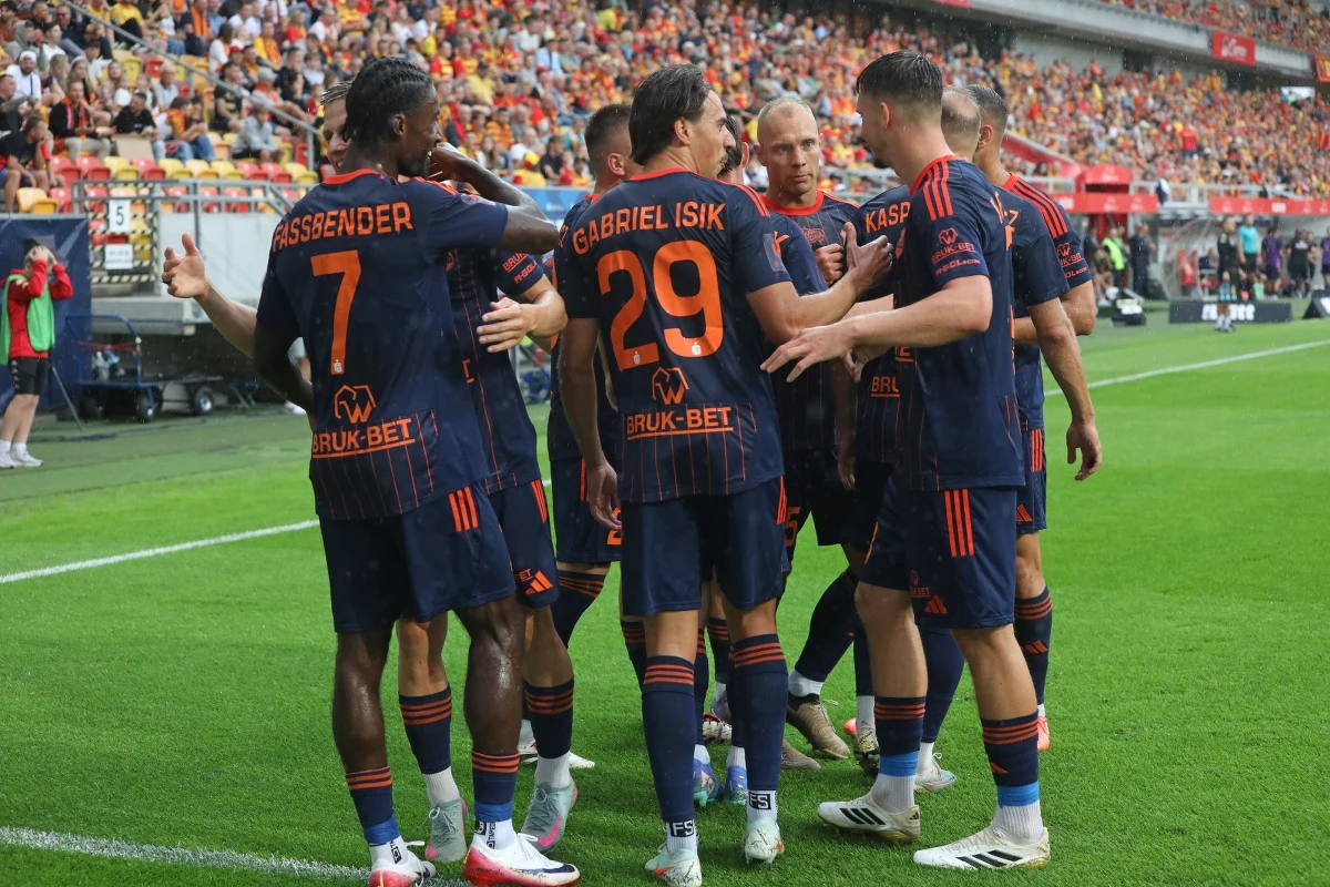 Niemałą sensacją zakończył się pierwszy mecz nowego sezonu piłkarskiej ekstraklasy w Polsce. Jeden z głównych pretendentów do zwycięstwa w lidze, Jagiellonia Białystok, poległa z kretesem przegrywając przed własną publicznością z beniaminkiem z Niecieczy. 