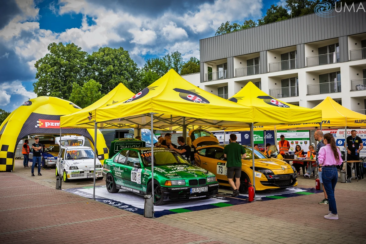 Rozpoczęła się 16. edycja wyścigu górskiego Limanowa - Przełęcz pod Ostrą. Na liście startowej jest 115 zawodników. Oprócz samych zmagań, kibice będą mogli przyjrzeć się dokładnie maszynom, w których rywalizują uczestnicy.