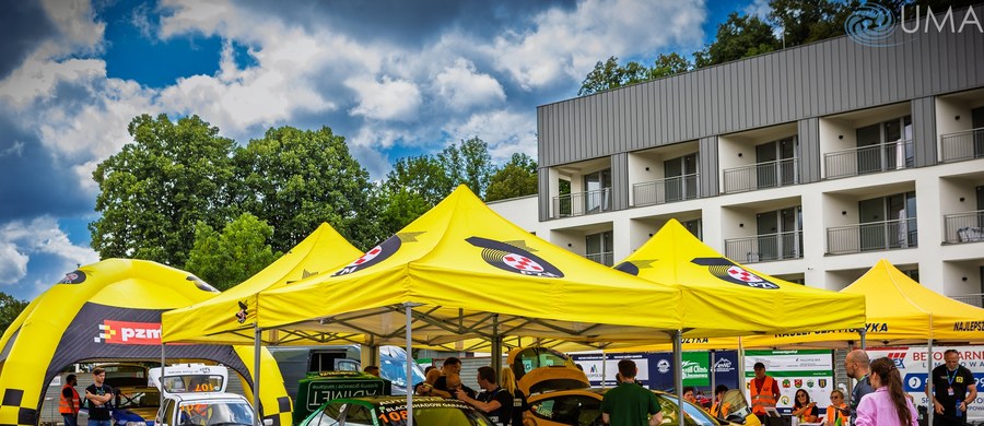Rozpoczęła się 16. edycja wyścigu górskiego Limanowa - Przełęcz pod Ostrą. Na liście startowej jest 115 zawodników. Oprócz samych zmagań, kibice będą mogli przyjrzeć się dokładnie maszynom, w których rywalizują uczestnicy.