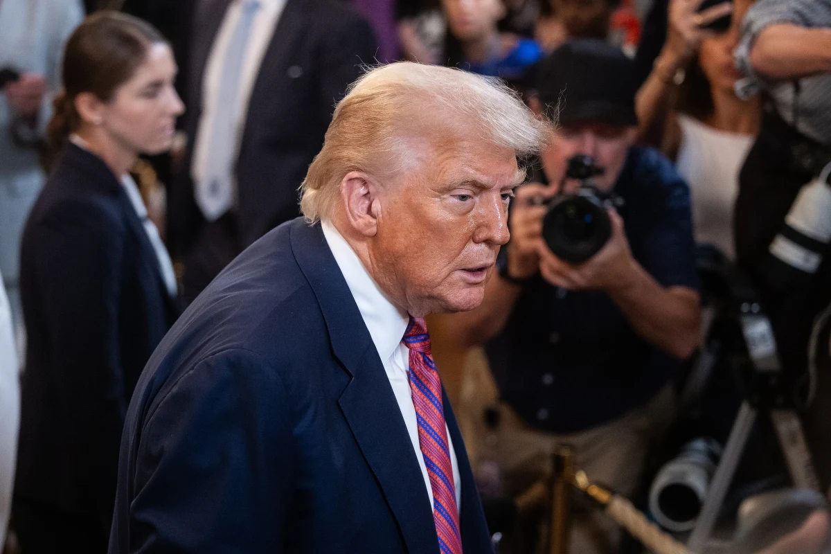 Donald Trump wniósł pozew o zniesławienie przeciwko Rupertowi Murdochowi, właścicielowi medialnego imperium, do którego należy m.in. prestiżowy dziennik "Wall Street Journal". Powodem jest publikacja artykułu, w którym pojawiły się sugestie dotyczące rzekomego listu o charakterze seksualnym. List miał nosić podpis Trumpa i być dołączony do albumu z okazji 50. urodzin finansisty Jeffreya Epsteina. Prezydent USA domaga się 10 mld dolarów odszkodowania.