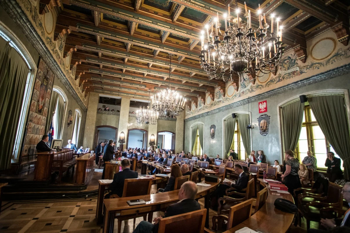 Przyszłość dwóch krakowskich radnych stanęła pod znakiem zapytania. Bartłomiej Kocurek z Koalicji Obywatelskiej znalazł się w centrum śledztwa prowadzonego przez prywatnych detektywów, którzy mieli zebrać dowody na to, że radny nie mieszka w Krakowie. Z kolei Michał Ciechowski z Prawa i Sprawiedliwości został wykluczony z partii decyzją zarządu okręgowego. 