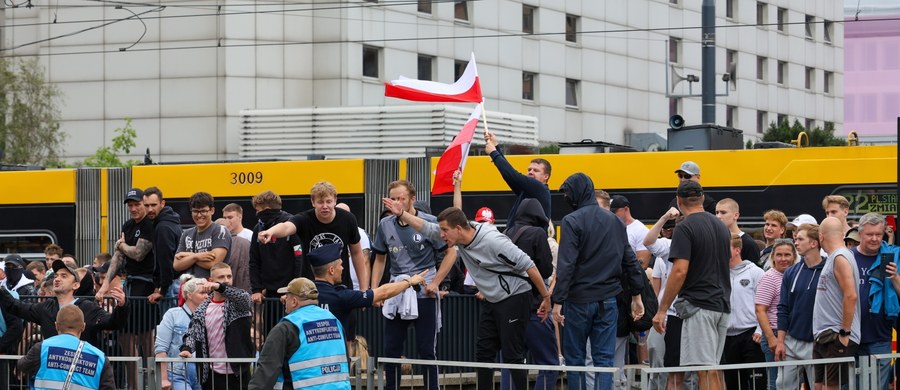 Awantura za awanturą na demonstracji przeciw przyjmowaniu przez Polskę migrantów. Zgromadzenie zakłócali ci, którzy wcześniej protestowali przeciw obecności faszystów w życiu publicznym. Co najważniejsze, nikt nie został poszkodowany. Oba zgromadzenia o godz. 14:00 zostały rozwiązane.