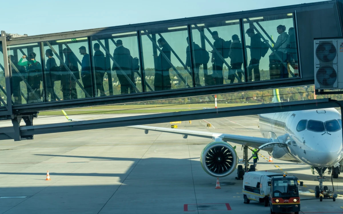 Podstawowy system zarządzania ruchem lotniczym został przywrócony - poinformowała w sobotę po południu Polska Agencja Żeglugi Powietrznej (PAŻP). Poranna, ogólnokrajowa awaria spowodowała poważne utrudnienia na lotniskach w całej Polsce, wstrzymując starty samolotów na kilka godzin. Sprawą zajęła się Agencja Bezpieczeństwa Wewnętrznego, która bada incydent pod kątem ewentualnej dywersji.