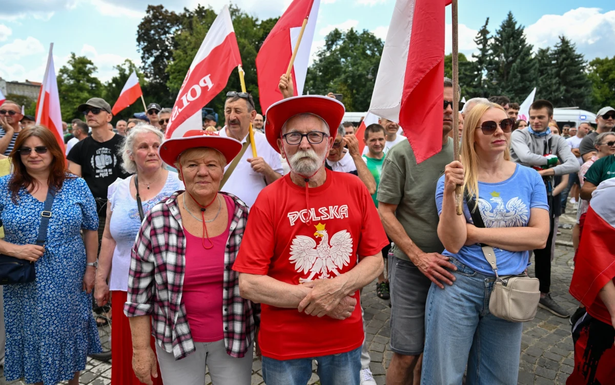 ​Warszawa, Kraków, Wrocław, Poznań, Gdańsk i Katowice - to tylko część miast, których ulicami przeszły w sobotę antyimigranckie marsze. Manifestacje pod hasłem "Stop imigracji!" w całym kraju zorganizowała Konfederacja, która domaga się zamknięcia granic z Litwą, Ukrainą, Białorusią i Słowacją dla nielegalnego napływu migrantów. W niektórych miejscach nie obyło się bez incydentów i przepychanek słownych, bo gdzieniegdzie kontrdemonstracje zorganizowały środowiska lewicowe.