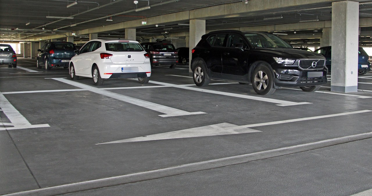 Kraków ma dość dużych samochodów? Miejski parking wyklucza większość SUV-ów