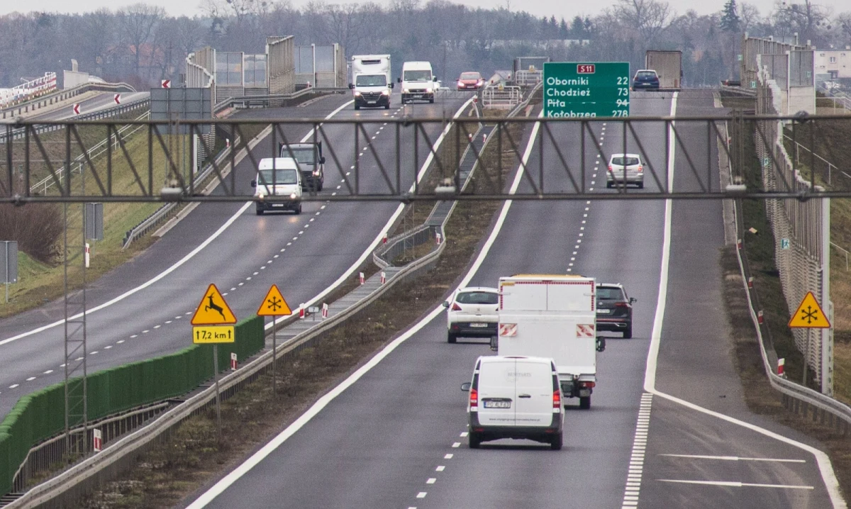 Od niedzieli, 20 lipca, kierowcy będą mogli korzystać z kolejnego wyremontowanego, prawie 3,5-kilometrowego odcinka drogi ekspresowej S11 - od stawów za węzłem Poznań Ławica do węzła Poznań Tarnowo Podgórne na jezdni w kierunku Piły - podała GDDKiA.