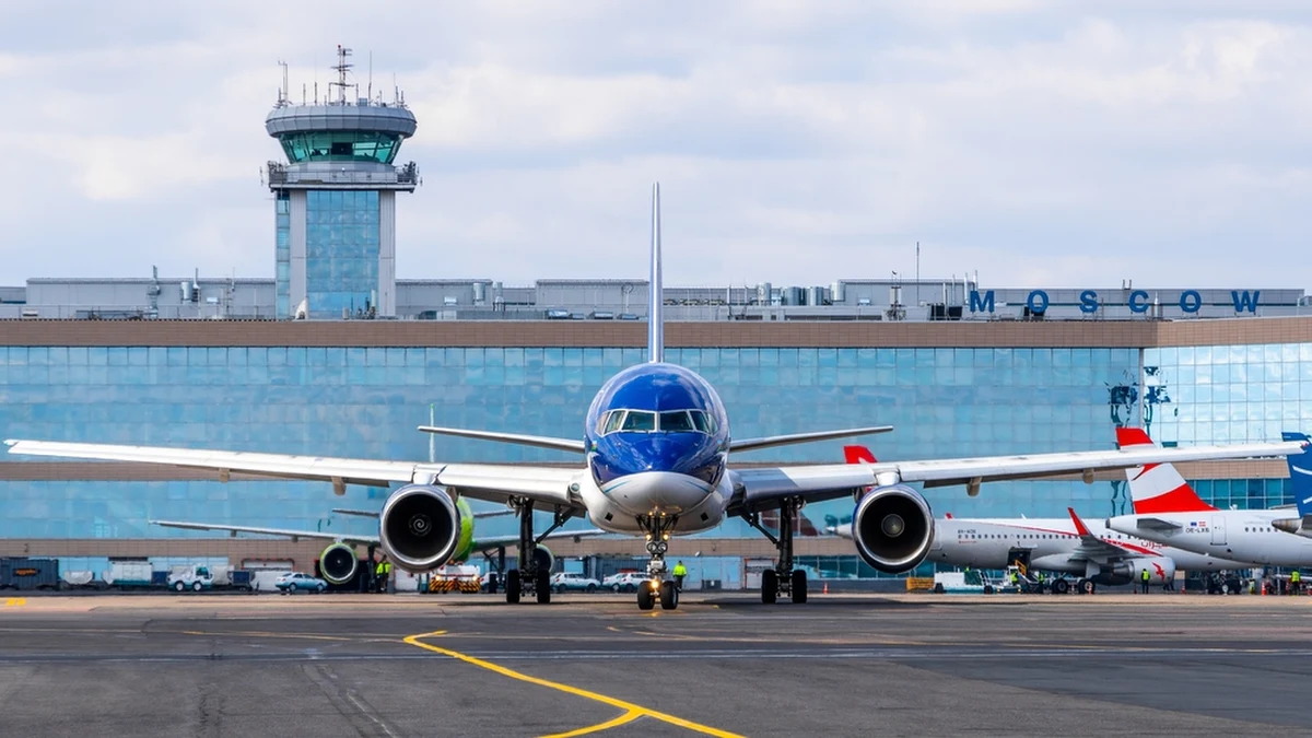 Moskiewskie lotniska Wnukowo i Domodiedowo tymczasowo wstrzymały w sobotę ruch samolotowy. Wcześniej mer Moskwy Siergiej Sobianin informował o "kolejnym ataku dronów" na rosyjską stolicę.