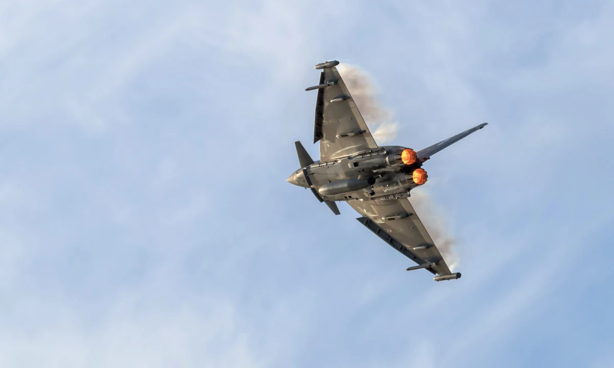 Brytyjskie zakłady BAE Systems w Lancashire zaprezentowały projekt nowego załogowego, naddźwiękowego myśliwca Tempest. Jak informuje dziennik "The Telegraph", samolot ma wejść do służby w Wielkiej Brytanii, Japonii i Włoszech od 2035 roku w ramach międzynarodowego programu Global Combat Air Programme (GCAP).