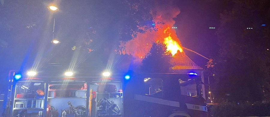 Pożar na poddaszu budynku wielorodzinnego w Ciechanowie (Mazowieckie) wybuchł w sobotę wieczorem. Z budynku ewakuowało się jeszcze przed przyjazdem straży pozarnej 9 osób. 12 rodzin spędziło ostatnią noc u swoich bliskich albo w hotelach. Informację o pożarze otrzymaliśmy na Gorąca Linię RMF FM.