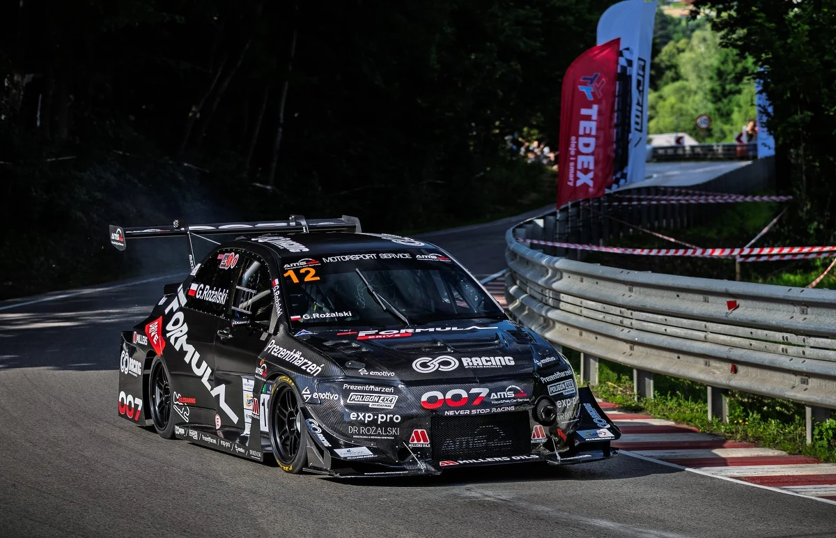 Sobotnia odsłona 16. Wyścigu Górskiego Limanowa - Przełęcz pod Ostrą była przede wszystkim 7. Rundą Górskich Samochodowych Mistrzostw Polski Dla zawodników klasyfikowanych w 7 Rundzie FIA EHC - Mistrzostw Europy FIA w Wyścigach Górskich był to dzień treningowy. Sobota należała do klasyfikowanego zarówno w GSMP jak i FIA EHC ubiegłorocznego mistrza Polski, Grzegorza Rożalskiego (Mitsubishi Lancer), który był najszybszym kierowcą zarówno w dwóch treningach, jak i dwóch podjazdach wyścigowych GSMP.