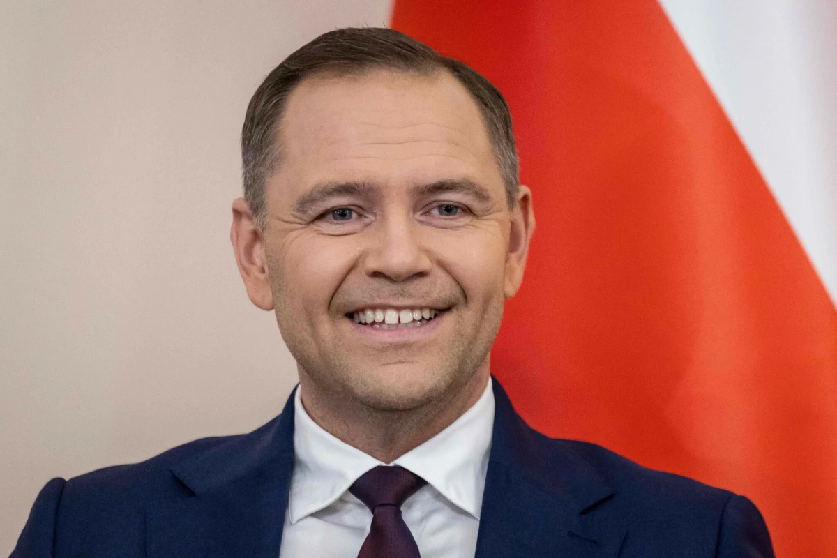 Prezydent elekt Karol Nawrocki, jeszcze podczas kampanii wyborczej, złożył seniorom jasną obietnicę – wprowadzenie nowego, korzystniejszego systemu waloryzacji emerytur. Projekt ustawy w tej sprawie ma trafić do Sejmu już w pierwszym dniu jego urzędowania. Co dokładnie oznaczają te zmiany i jak mogą wpłynąć na portfele polskich emerytów?