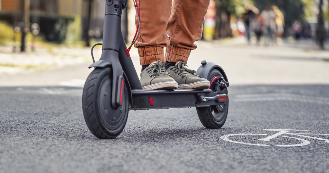 16-latek bez uprawnień na hulajnodze potrącił rowerzystkę. Trafi do sądu