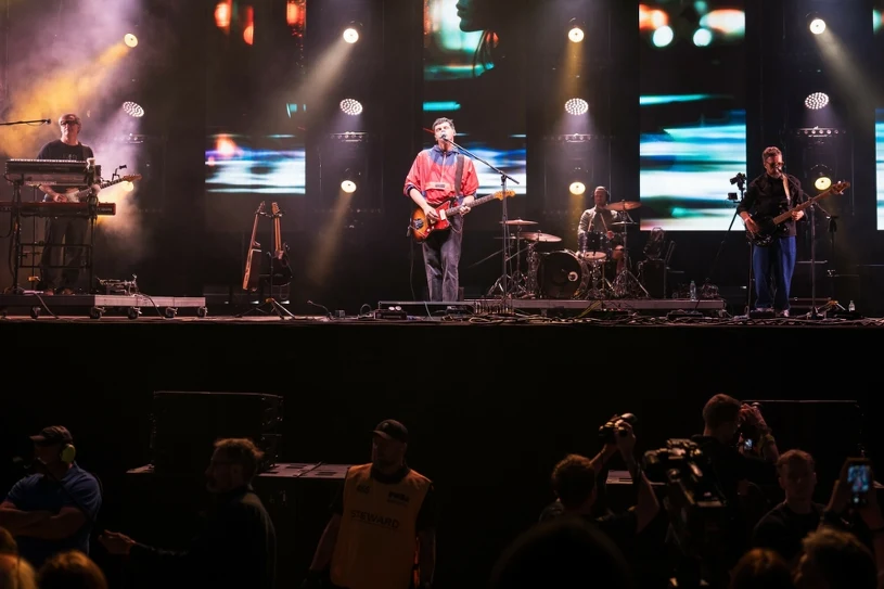 Skandal na koncertu Myslovitz: Skupina prekinila nastop zaradi plakata Grzegorza Brauna