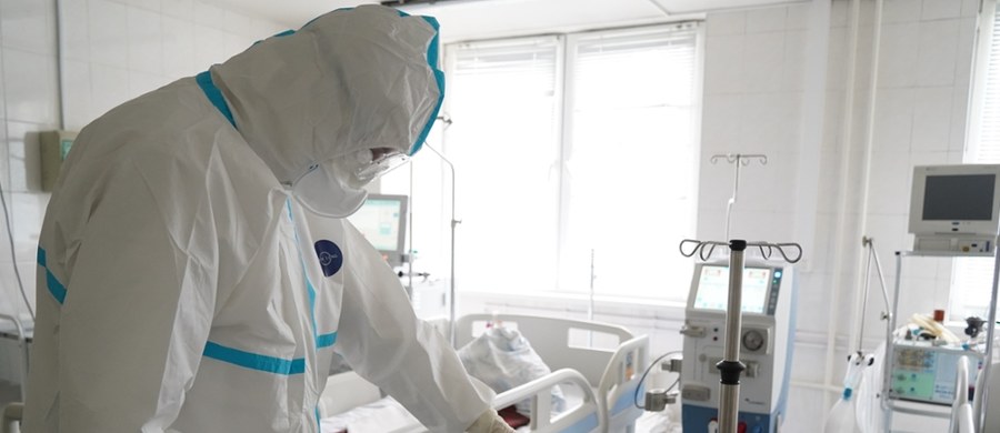 "Wczoraj ze szpitala w Stargardzie przejęliśmy pacjentkę z podejrzeniem zakażenia przecinkowcem cholery. Pacjentka jest aktualnie w stanie stabilnym. Jej życiu nie zagraża żadne niebezpieczeństwo" – poinformował prof. dr hab. n. med. Miłosz Parczewski, konsultant krajowy w dziedzinie chorób zakaźnych podczas briefingu prasowego. Trwają badania próbek, które mają potwierdzić, czy starsza kobieta przebywająca w szpitalu w Szczecinie jest chora na cholerę.