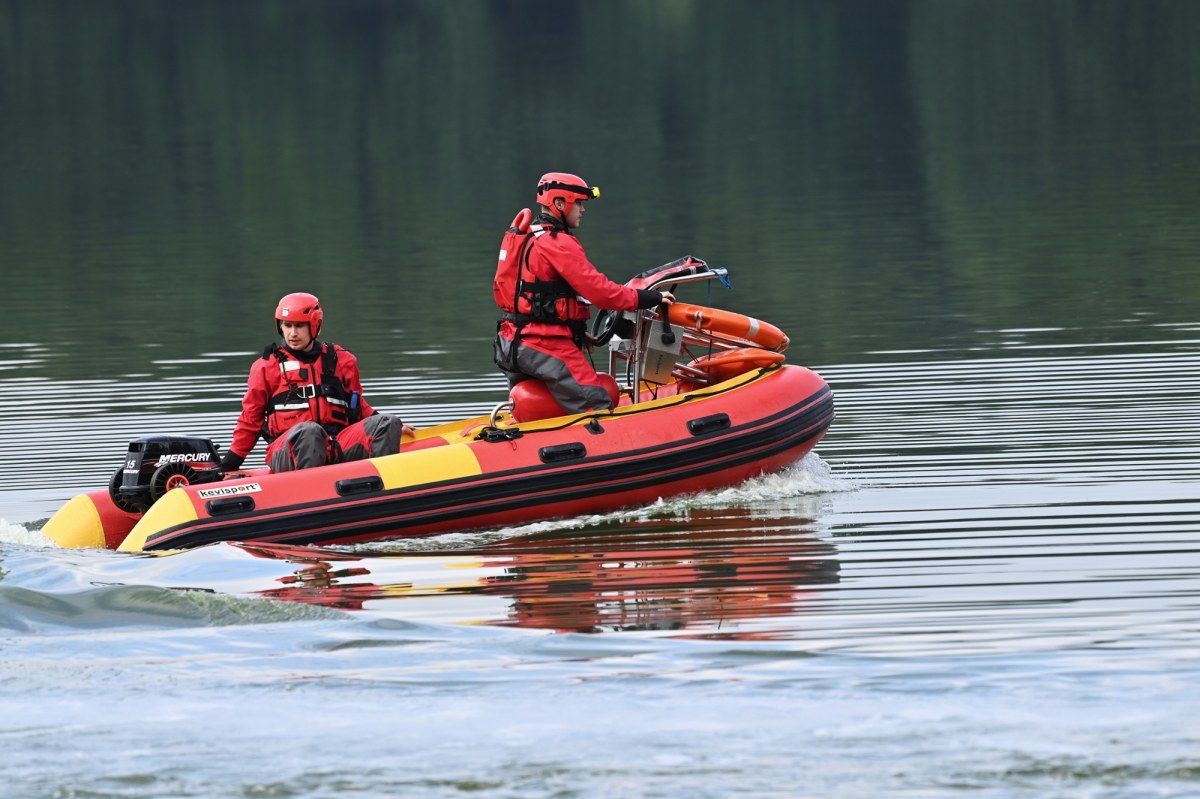 Popłynął po dryfującą łódź i zniknął pod wodą. Tragedia na Mazurach