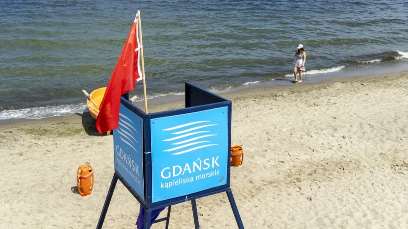 Zaradi sinic in visokih valov zaprte številne plaže na Poljskem