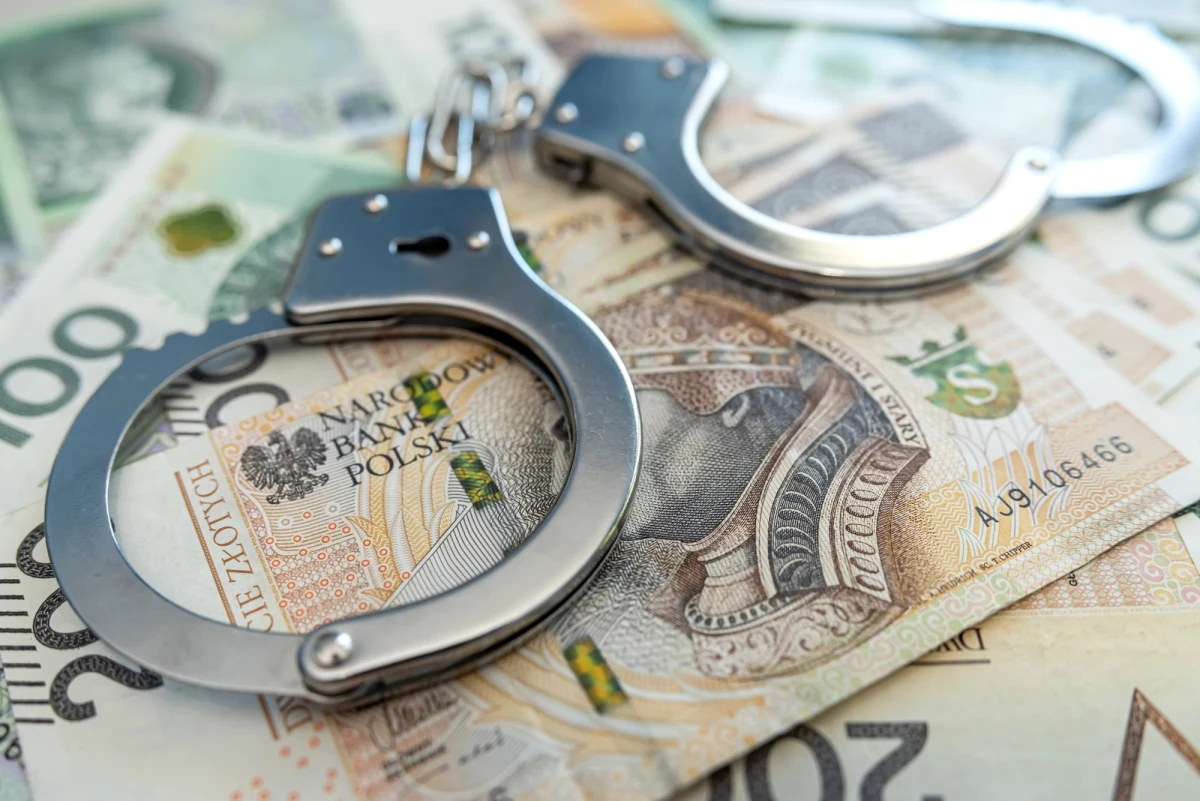 Stołeczni policjanci zatrzymali małżeństwo z Warszawy, które jest podejrzewane o zorganizowanie i prowadzenie na dużą skalę biznesu związanego z prostytucją. Para miała zarabiać na ułatwianiu prostytucji za pośrednictwem specjalnej platformy internetowej. Podczas przeszukania ich mieszkania funkcjonariusze odkryli sejf, w którym znajdowała się gotówka o wartości niemal miliona złotych.