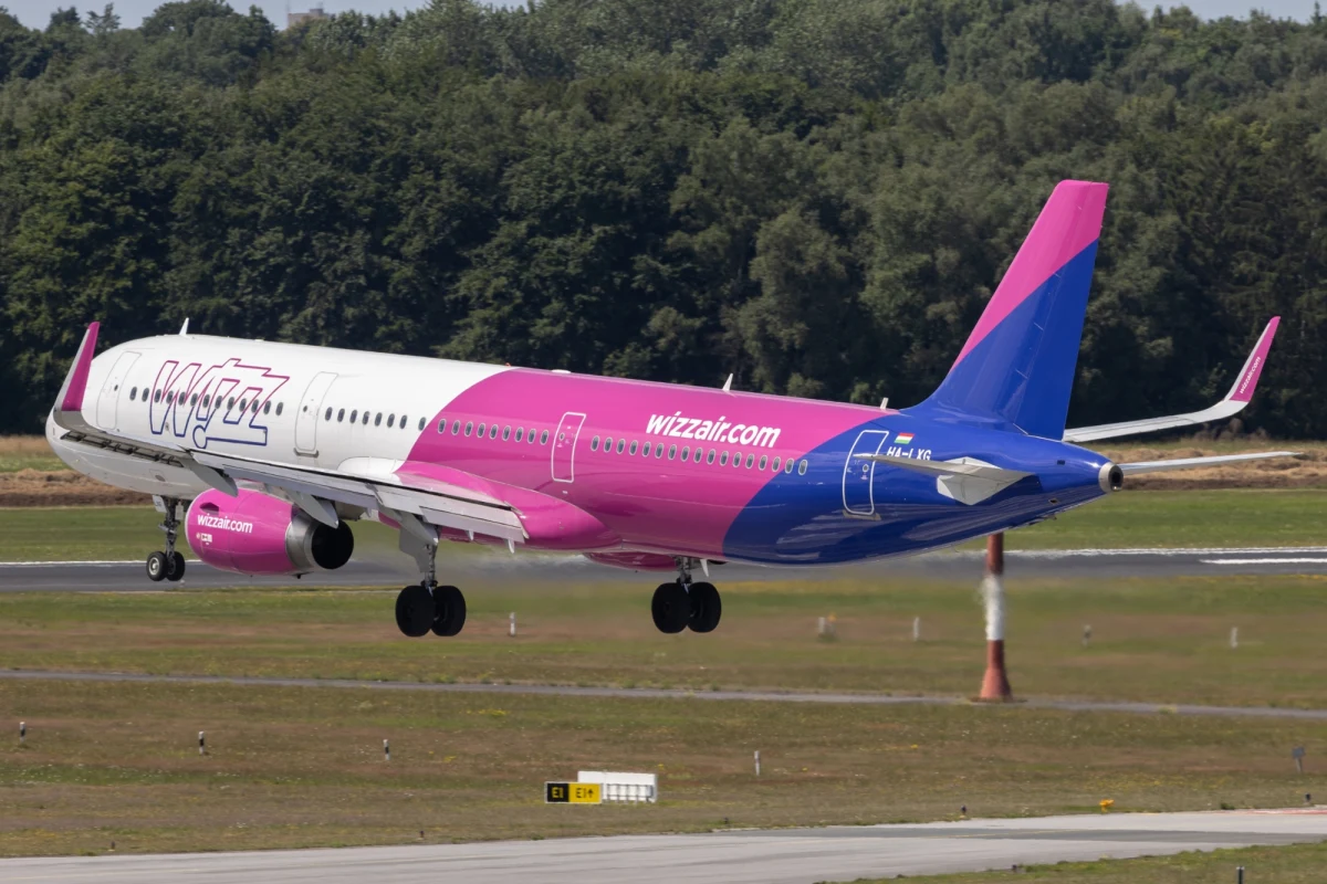 Chwile grozy na pokładzie samolotu linii lotniczych Wizz Air lecącego z Poznania do Londynu - w kokpicie pojawił się dym, w związku z czym piloci wysłali sygnał mayday z prośbą o pomoc. Finalnie maszyna awaryjnie wylądowała na lotnisku w Amsterdamie.