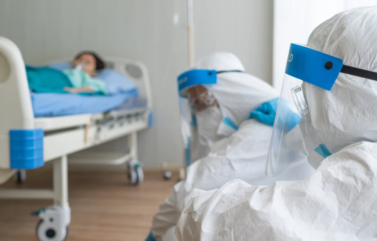 W niedzielę wieczorem Główny Inspektor Sanitarny oraz Krajowy Konsultant ds. chorób zakaźnych wydali wspólny, oficjalny komunikat w sprawie podejrzenia cholery w Polsce. Dotyczy on pacjentki z województwa zachodniopomorskiego, u której wykryto przecinkowca cholery. Służby wdrożyły pełne procedury bezpieczeństwa, w tym kwarantannę dla osób z kontaktu, a kluczowe badania mające potwierdzić, czy doszło do zakażenia cholerą, wciąż trwają.