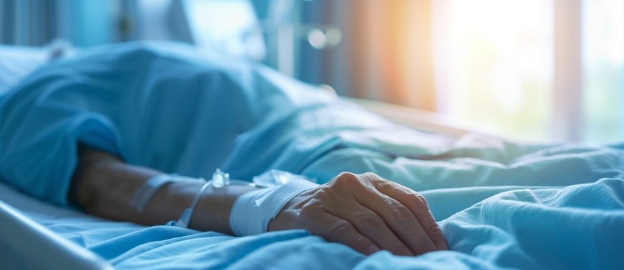 Wywołuje ją Gram-ujemna bakteria Vibrio cholerae, czyli przecinkowiec cholery. To ostra, bardzo groźna choroba zakaźna przewodu pokarmowego.
Nieleczona może doprowadzić do śmierci w ciągu zaledwie kilkunastu godzin. Dostępne są szczepionki przeciwko cholerze.
