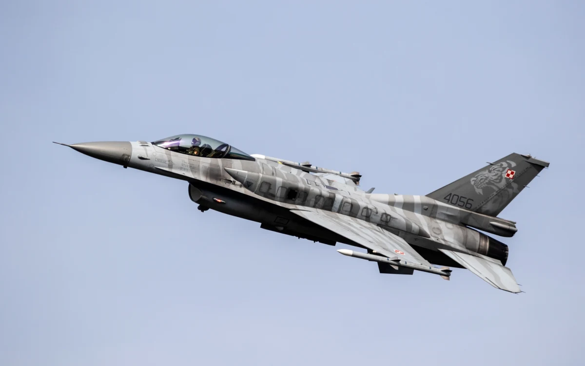 W nocy doszło do kolejnego, zmasowanego ataku rakietowego Federacji Rosyjskiej na terytorium Ukrainy. Informacje o agresywnych działaniach lotnictwa dalekiego zasięgu Rosji wywołały natychmiastową reakcję polskich sił zbrojnych, które w trosce o bezpieczeństwo kraju wdrożyły kompleksowe procedury ochrony przestrzeni powietrznej.