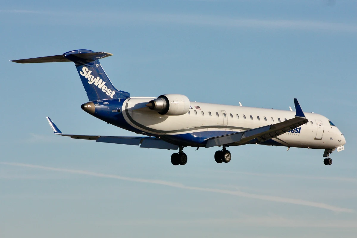 W sobotę wieczorem nad Dakotą Północną rozegrały się sceny niczym z filmu katastroficznego. Odrzutowiec pasażerski Embraer, obsługiwany przez linię SkyWest, lecący z Minneapolis w Minnesocie do Minot w Dakocie Północnej, znalazł się niebezpiecznie blisko bombowca strategicznego B-52 Stratofortress należącego do amerykańskich sił powietrznych. Pilot maszyny komercyjnej wykonał „agresywny manewr”, dzięki któremu udało się zapobiec katastrofie.