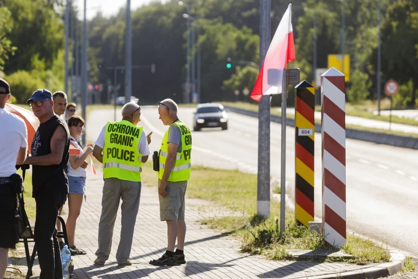 Polacy o "aktywistach" Bąkiewicza na granicy. Sondaż nie zostawia złudzeń
