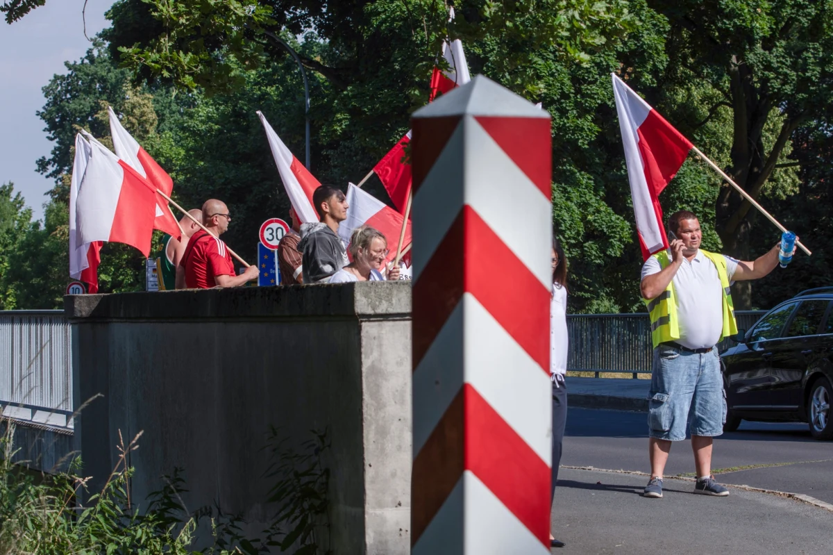 Ruch Ochrony Granic, powołany przez Roberta Bąkiewicza, nie powinien strzec polskiej granicy wraz ze Strażą Graniczną - tak odpowiedziało w sondażu IBRIS dla "Rzeczpospolitej" ponad 60 proc. ankietowanych. Pozytywnie do tej idei odniosło się 34 proc. osób.