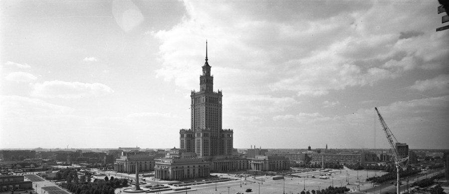 Dziś mija 70 lat od oddania do użytku Pałacu Kultury i Nauki w Warszawie. Wybudowany jako "dar narodu radzieckiego dla narodu polskiego" nosił początkowo imię Józefa Stalina. Przez kilka dekad był drugim najwyższym budynkiem Europy po bliźniaczym gmachu Uniwersytetu Łomonosowa w Moskwie. "Elewacje Pałacu stanowią oczywisty oddźwięk tego, co działo się w architekturze amerykańskiej" - tłumaczy duet polskich architektów, Marta i Tomasz Gerasowie.