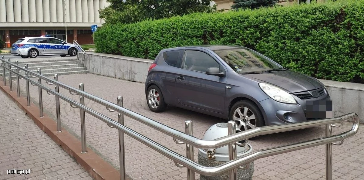 Niecodzienna interwencja rzeszowskich policjantów. 60-letni kierowca hyundaia, kierując się wytycznymi nawigacji, zjechał samochodem po schodach na parking Podkarpackiego Urzędu Wojewódzkiego. Na szczęście nikomu nic się nie stało. Zdarzenie wywołało jednak niemałe poruszenie wśród pracowników urzędu.
