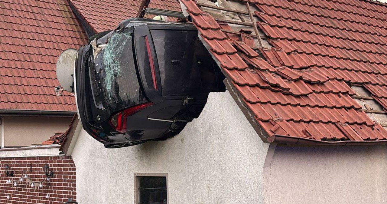 Nieprawdopodobny wypadek w Niemczech. Samochód wylądował na dachu budynku