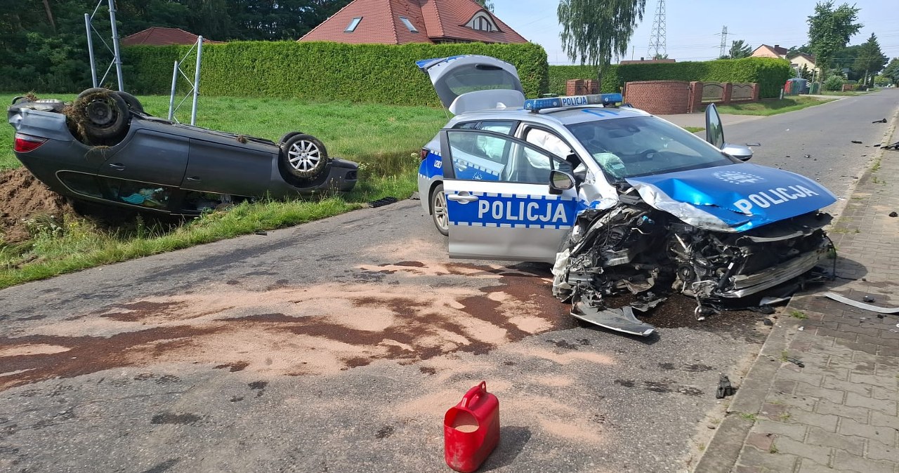 Wypadek w Teodorowie pod Koninem. Radiowóz zderzył się z samochodem osobowym