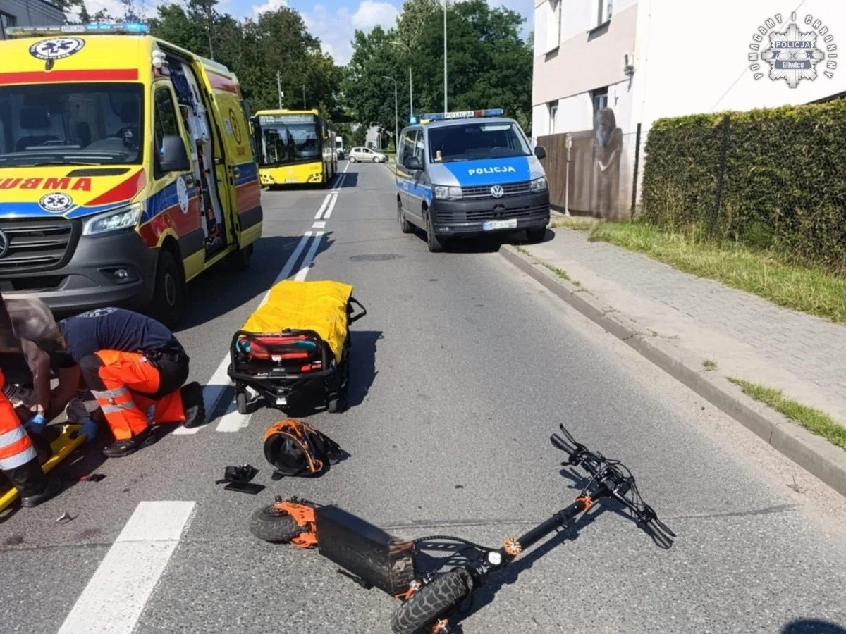 Do groźnie wyglądającej kolizji doszło w Knurowie (woj. śląskie). 37-latek, jadąc na hulajnodze elektrycznej, miał prawie 4 promile alkoholu w organizmie. Nieodpowiedzialny mężczyzna zderzył się z samochodem osobowym. Na szczęście nikt nie odniósł poważnych obrażeń, ale sprawca został ukarany mandatem.