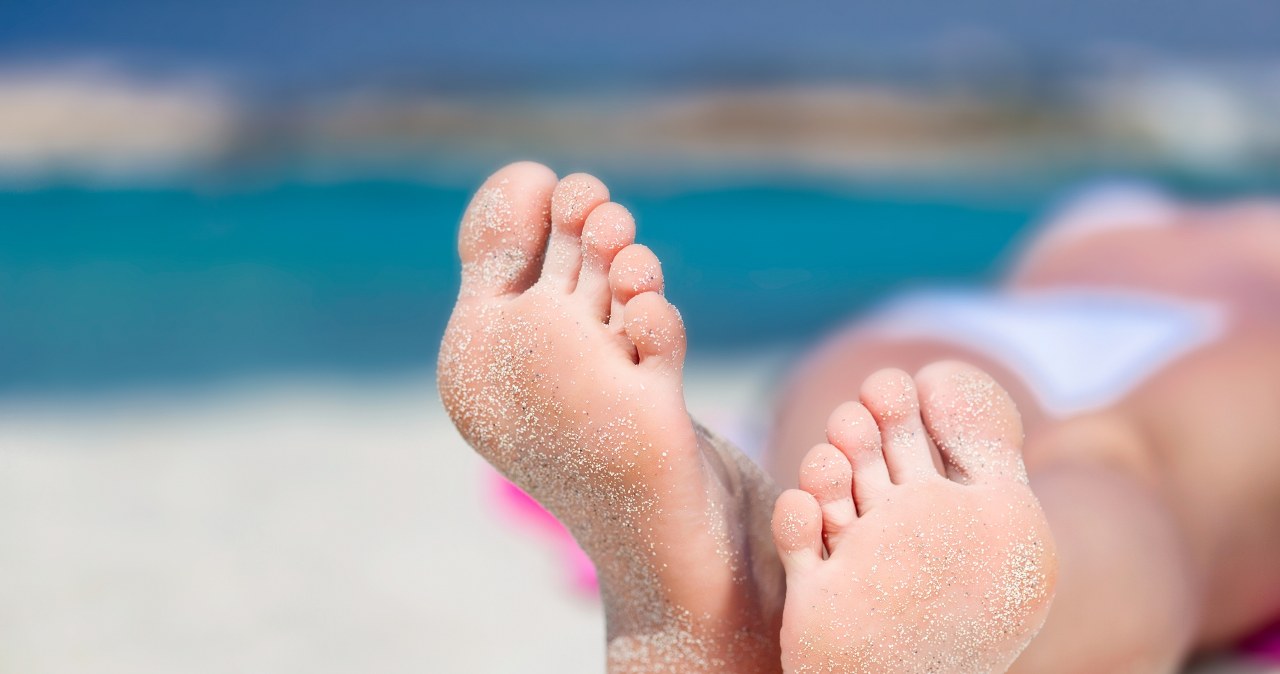 Wychodzisz z plaży i robisz ten błąd? Twoje stopy będą cierpieć