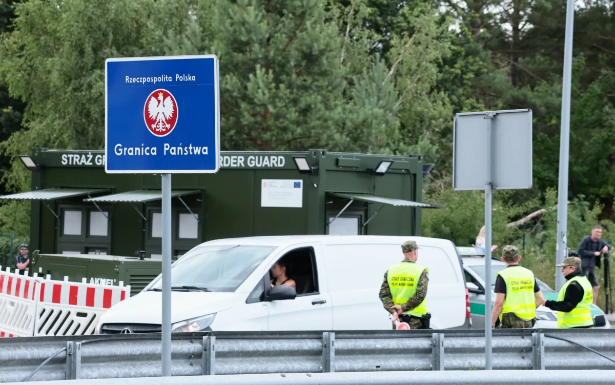 8 osobom odmówiono prawa wjazdu do Polski minionej doby na granicy polsko-niemieckiej, a straż graniczna skontrolowała tam 10,5 tys. osób i 4,6 tys. pojazdów. W ciągu całego weekendu na przejściach granicznych z Niemcami wjazdu odmówiono 23 osobom. Jeśli chodzi o granicę polsko-litewską, w ten weekend skontrolowano ponad 23,2 tys. osób. Zatrzymano czternaście osób, w tym jednego kuriera. Oprócz tych statystyk poinformowano także o liczbach dotyczących granicy z Białorusią.