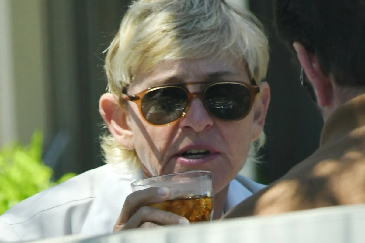 Ellen DeGeneres, jedna z najbardziej rozpoznawalnych twarzy amerykańskiej telewizji, zaskoczyła swoich fanów decyzją o przeprowadzce do Wielkiej Brytanii. Jak ujawniła w najnowszym wywiadzie, powodem opuszczenia Stanów Zjednoczonych była wygrana Donalda Trumpa w wyborach prezydenckich. Laureatka nagrody Emmy i Złotego Globu podkreśla, że życie na Wyspach Brytyjskich zachwyciło ją do tego stopnia, że nie planuje powrotu do ojczyzny. Wyjątkowe otoczenie, przyjazna atmosfera oraz większa otwartość na różnorodność sprawiły, że Ellen i jej żona Portia de Rossi odnalazły tu swój nowy dom.