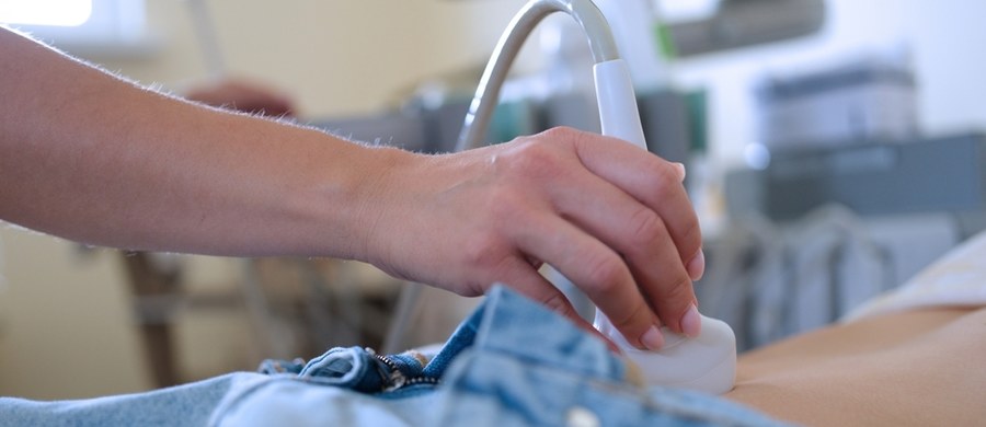 Zatorowość płucna to jedno z najczęstszych poważnych powikłań związanych z ciążą. Objawy często pojawiają się nagle i wymagają natychmiastowego kontaktu z lekarzem. Jednak samo rozpoznanie zatorowości płucnej u kobiety ciężarnej bywa trudne, ponieważ jej stan także może powodować objawy, takie jak: duszność czy szybsza praca serca. Historia pani Sylwii pokazuje, jak podstępnie może rozwijać się zagrożenie dla życia - a nawet dwóch żyć.