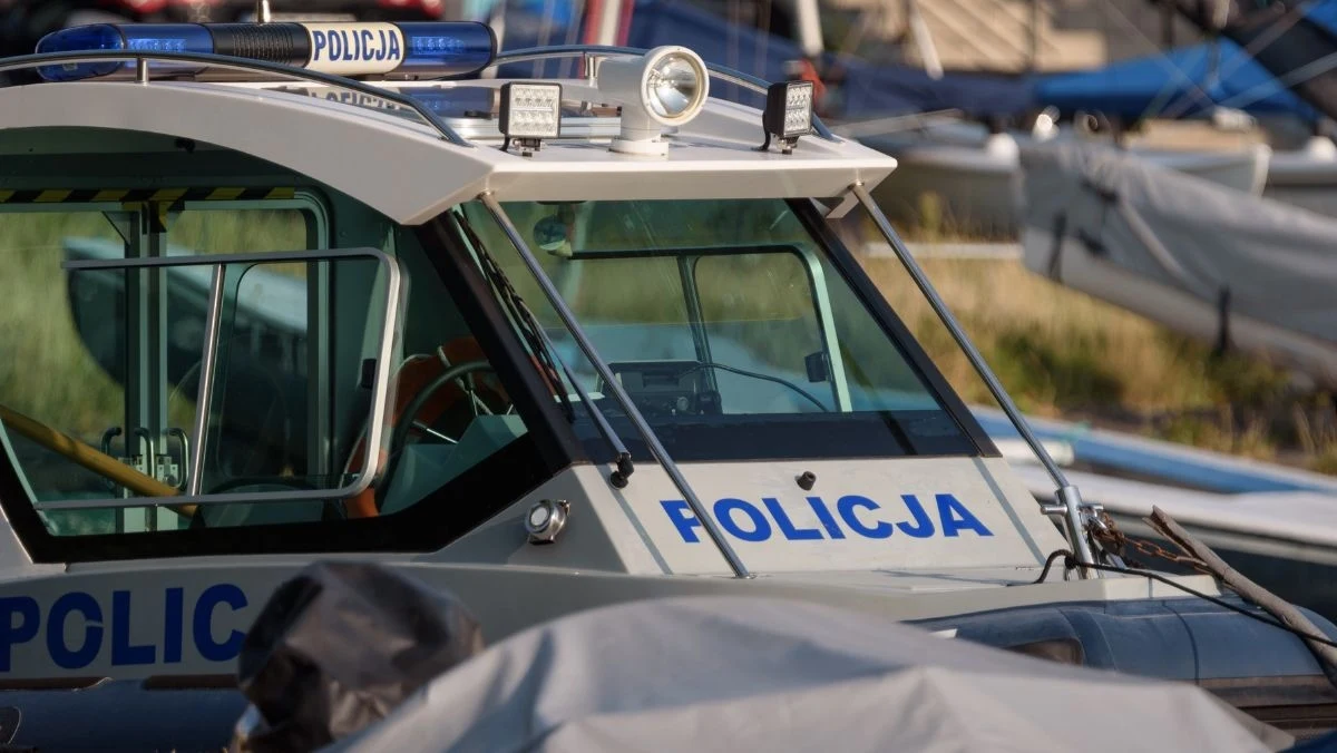 O dużym szczęściu mogą mówić dwaj młodzi mężczyźni, którzy ukradli łódź na jeziorze Łąkorz (woj. warmińsko-mazurskie) i wypadli z niej do wody. 18 i 20-latek zostali uratowani przez służby, a noc spędzili w policyjnej celi. Byli agresywni w stosunku do interweniujących ratowników.