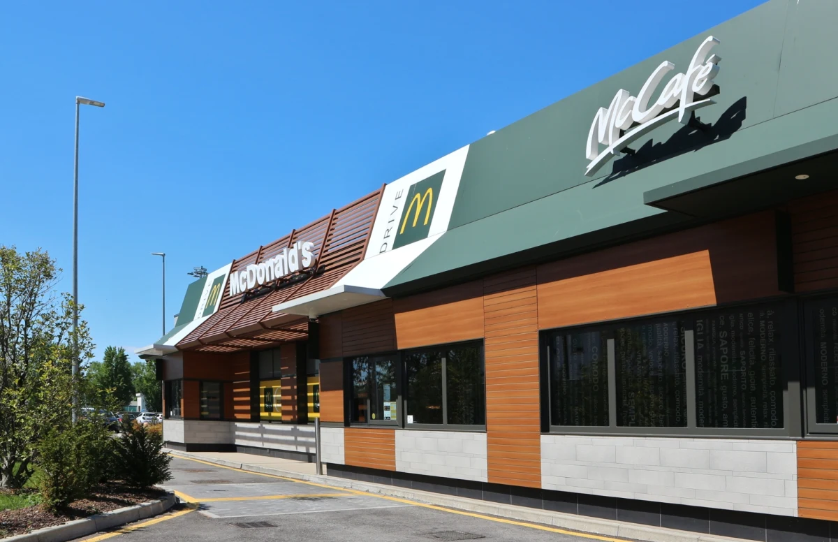 Prezes Urzędu Ochrony Danych Osobowych Mirosław Wróblewski nałożył na McDonald’s Polska karę w łącznej wysokości 16 932 657 zł. Ukarana została też firma 24/7 Communication. Powodem jest poważne naruszenie przepisów RODO, które doprowadziło do ujawnienia danych osobowych tysięcy pracowników sieci restauracji.