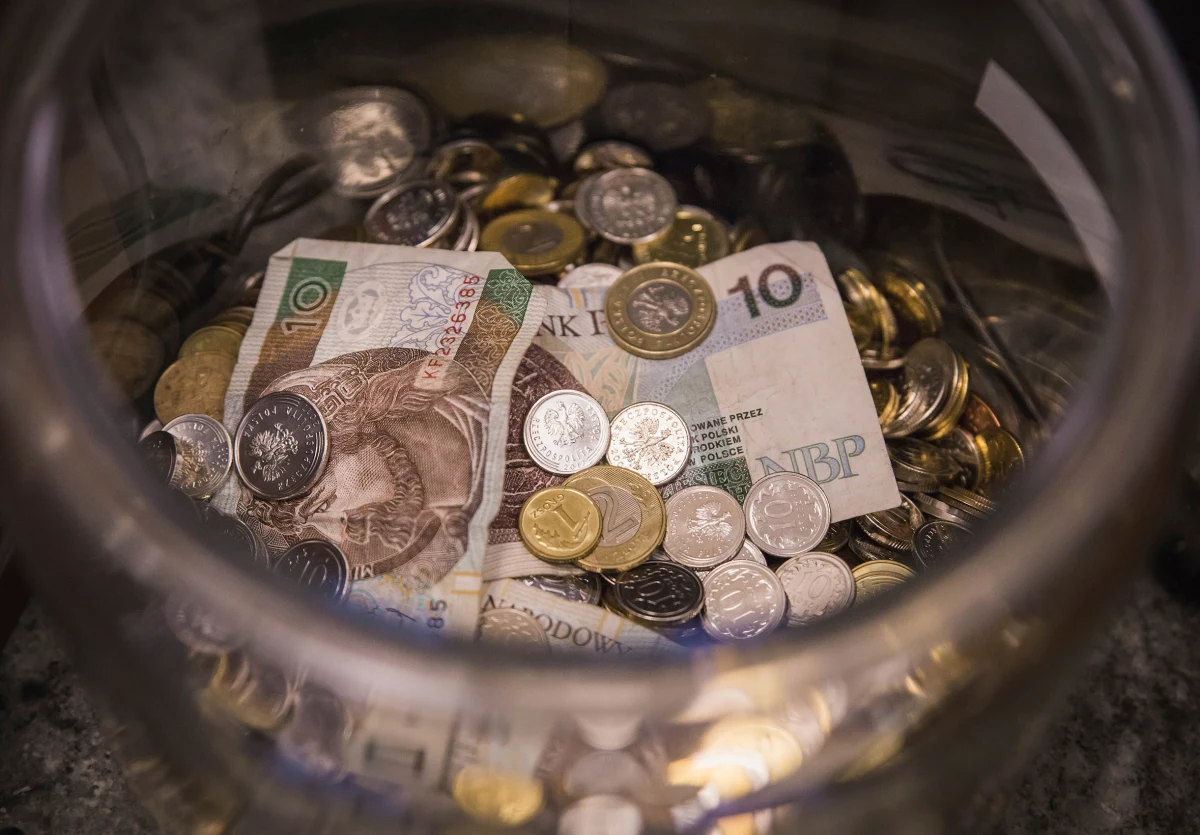 Wbiegał do środka, wyrywał puszki z pieniędzmi przeznaczonymi na cele charytatywne i uciekał. Taki sposób działania wymyślił sobie 36-letni białostoczanin, którego udało się zatrzymać miejscowym policjantom. Okazało się, że przestępstwa popełnił w warunkach recydywy.