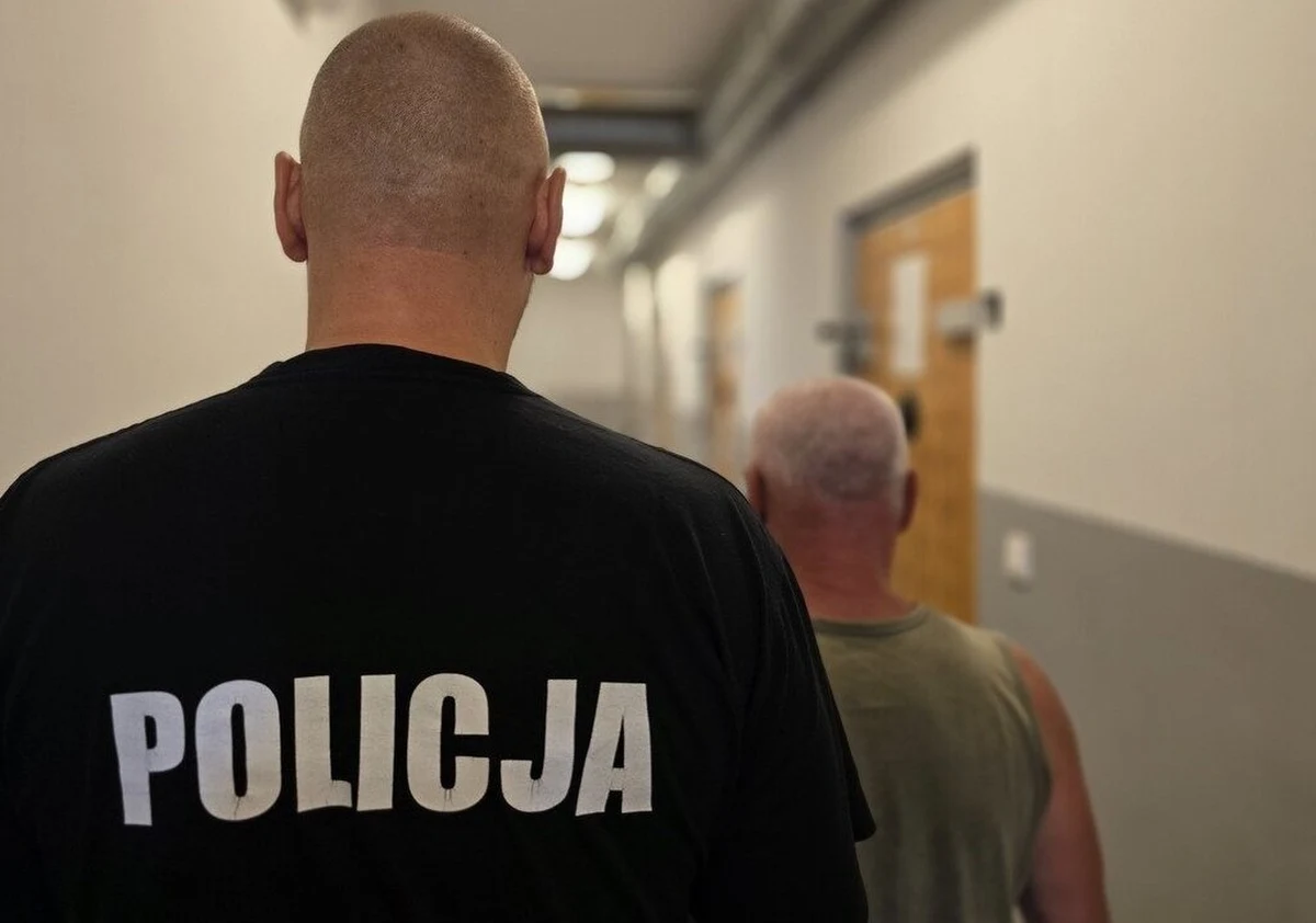 Do 3 lat więzienia grozi 61-latkowi, który w sklepie przy ulicy Bosackiej w Raciborzu na Śląsku obrażał dwie kobiety - ekspedientki - narodowości ukraińskiej. Mężczyzna wszczął awanturę i kierował w stronę Ukrainek obelgi z powodu ich pochodzenia. Policja przypomina, że znieważanie osób ze względu na ich pochodzenie narodowe, etniczne lub rasowe stanowi przestępstwo ścigane z urzędu. 