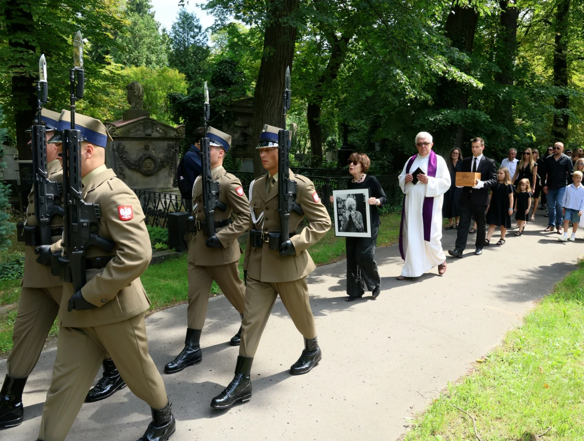 W poniedziałek swoją ostatnią drogę przebył jeden z najsłynniejszych polskich fotografów. Tadeusz Rolke zmarł 14 lipca w wieku 96 lat. Swoje pierwsze zdjęcia wykonał w czasie Powstania Warszawskiego. "Pozostają z nami jego zdjęcia i jego zatrzymane w obiektywie mistrzowskie portrety. Kadry pełne emocji, czułości i prawdy" - powiedziała podczas mszy św. żałobnej minister kultury i dziedzictwa narodowego Hanna Wróblewska. Urna z prochami artysty została pochowana na cmentarzu Ewangelicko-Augsburskim w Warszawie.