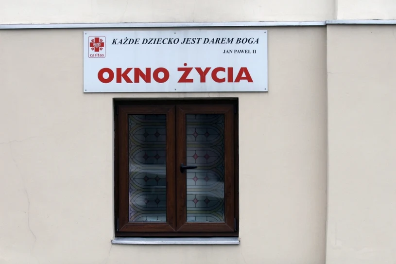 Noworodek w kieleckim oknie życia. Konieczna była pomoc lekarzy