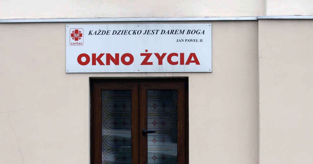 Noworodek w kieleckim oknie życia. Konieczna była pomoc lekarzy