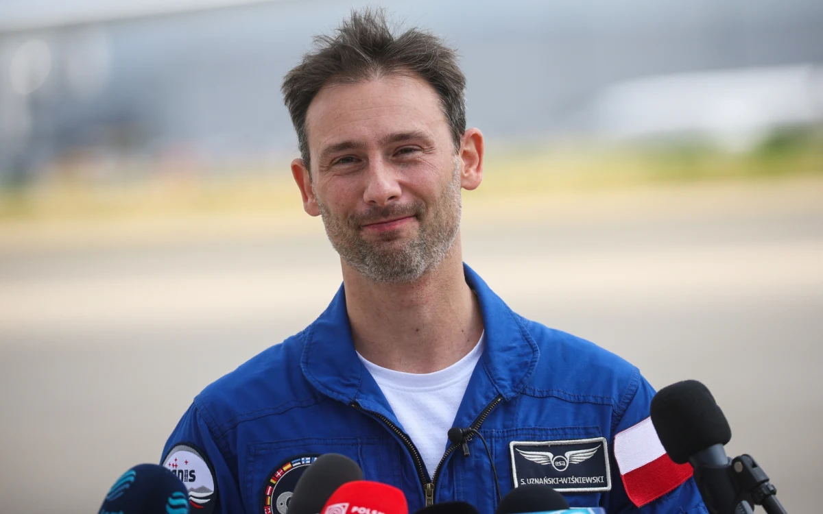 "Do zobaczenia w Polsce w czwartek!" - napisał w poniedziałek w mediach społecznościowych Sławosz Uznański-Wiśniewski, polski astronauta, który obecnie przechodzi rehabilitację w Kolonii po 20-dniowym pobycie w kosmosie w ramach misji IGNIS.