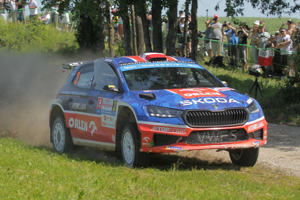 Po pięciu rundach rajdowych mistrzostw Europy Mikołaj Marczyk i Szymon Gospodarczyk są liderami cyklu. Panowie w tym roku zwiększyli tempo na rajdowych trasach i to doskonale widać w wynikach. Na podium ukończyli już: Rajd Węgier, Rajd Polski i rajd Roma di Capitale. W tym roku, co ważne, omijają ich też problemy: "Ja to tak trochę określam, że szczypta szczęścia jest cały czas po naszej stronie w tym sezonie" - mówi w rozmowie z Patrykiem Serwańskim Mikołaj Marczyk.